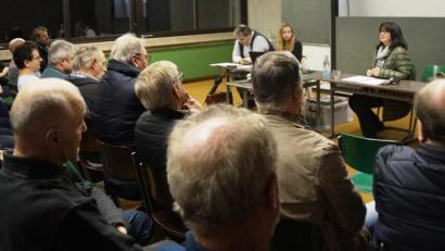 Bild: weu
In der gut besuchten Bürgerversammlung gab Bürgermeisterin Birgit Höcherl (rechts) einen ausführlichen Überblick über die Aktivitäten der Stadt Schönsee. Nach Berichten von Kämmerin Lisa Biegerl und Bauhofchef Josef Haberl kamen die Bürger zu Wort.