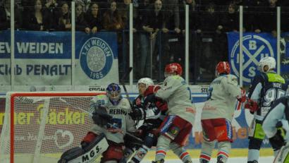 Bild: gb
Die Blue Devils feierten am Freitagabend einen 4:2-Derbysieg gegen die Selber Wölfe. Vor allem im Schlussdrittel gab es viele packende Szenen vor dem Kasten der Gäste. Hier nehmen Goalie Niklas Deske und Florian Ondruschka den Weidener Chase Clayton in die Zange.