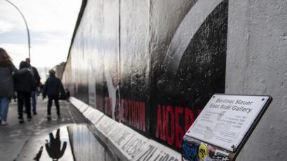 Bild: Robert Günther/dpa
Die "East Side Gallery", das Mauermuseum an der Spree, erinnert an die Berliner Mauer. Drei Jahrzehnte nach deren Fall nähern sich Ost und West weiter an.
