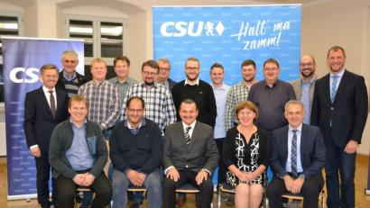 Bild: Susanne Forster
Ihre Kandidaten für die Kommunalwahl 2020 nominierte die CSU Leonberg. Im Bild (sitzend, von links) Martin Teubner, Max Zintl, Bürgermeisterkandidat Maximilian Ernstberger, Renate Brunner und Landratskandidat Roland Grillmeier sowie (stehend, von links) Kreisvorsitzender Tobias Reiß, Alois Männer, Harald Teubner, Andreas Grillmeier, Bernhard Schrems, Peter Haberkorn, Johannes Härtl, Lukas Haberkorn, Josef Weiß, Werner Faltenbacher, Johannes Kirchner und CSA-Kreisvorsitzender Huberth Rosner.