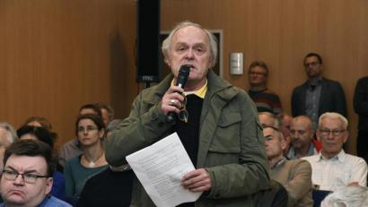 Bild: Petra Hartl
Zum wiederholten Male forderte Peter Plößl Tempo 30 für den Haager Weg – und kam erneut damit nicht durch.