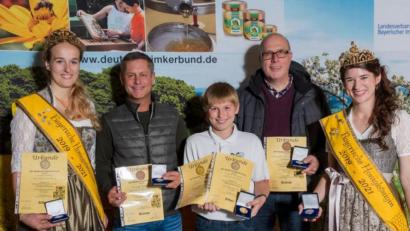 Bild: (C)STK
Von der Honigprinzessin Alexandra Krumbachner (links) und der Honigkönigin Katharina Gegg (rechts) eingerahmt, präsentieren die Honigpreisträger (von links) Frank Pamler, Jannik Bohmann und Alexander Titz ihre Urkunden und Medaillen.