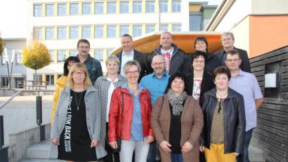 Bild: frd
35 Jahre ist es her, dass sie die Doktor- Eisenbarth-Schule verlassen haben. Beim Klassenntreffen wurde die sanierte Schule zusammen mit Rektor Werner Winderl (hinten, rechts) besichtigt.