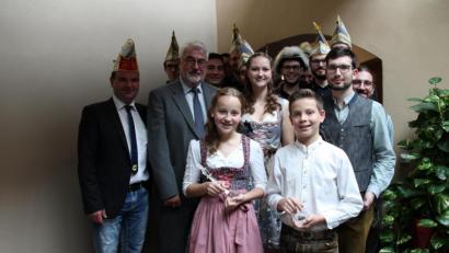 Bild: prh
Mit einer starken Abordnung marschierte der Neustädter Faschingsverein ins Rathaus ein und stellte mit Prinz Andreas III. di San Martino, Prinzessin Sophie I. della Musica sowie dem Kinderprinzenpaar Ben I. und Sarah I. die neuen Herrscherpaare vor.