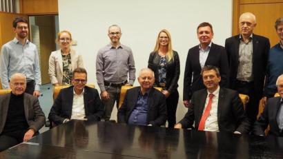 Bild: Bühner
Jugendliche fit für die Ausbildung machen wollen Vorstand und Ehrengäste der Initiative Pro Ausbildung, darunter Vorsitzender Jürgen Spickenreuther (sitzend, Zweiter von rechts) und 
der Zweite Vorsitzende German Vogelsang (sitzend, Mitte).