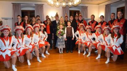 Bild: bö
„Schmidmühlen oho“: Pünktlich zum 11.11 um 11.11 Uhr übernehmen in Schmidmühlen die Narren die Regentschaft. Zuvor aber machte das Faschingskomittee mit den Prinzessinnen Marion II. und Marie I. sowie den Prinzen Fabian I. und Johann I. dem Bürgermeister seine Aufwartung.