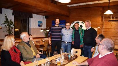 Bild: oe
Herzlich hießen (von links) Daniel Schuller sowie die Gemeinderäte Stefan Badura und Georg Paulus (rechts) Yosef Shimon willkommen.