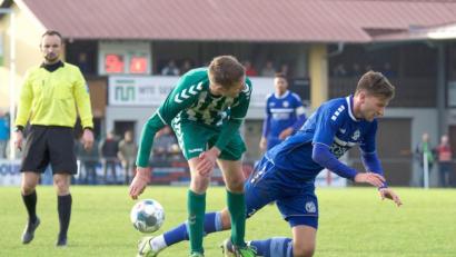Bild: Anand Anders
Bauchlandung: Jonas Lindner (rechts) und die DJK Gebenbach verloren mit 0:4 in Großbardorf (links Markus Kirchner).