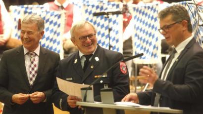 Bild: Hirsch
Stellvertretender Landrat Joachim Hanisch (links) und Bürgermeister Martin Birner (rechts) ehrten Georg Schmid mit dem staatlichen Ehrenzeichen für 50 Jahre aktiven Feuerwehrdienst.