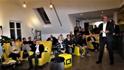 Bild: ubb
Die Gäste lauschten den Referenten (hier Anton Braun, rechts) in der C3-Mitarbeiterlounge von bequemen Ohrensesseln aus oder auf der Couch.