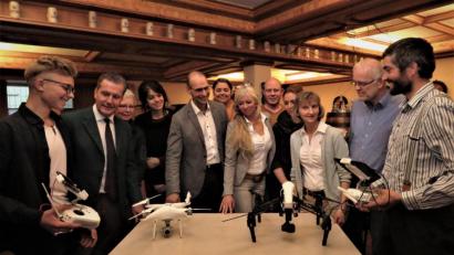 Bild: ubb
Einige Inteessierte wie Kreisobmann Ely Eibisch und Annette Gleißner (Mitte von links) sowie die Drohnenpiloten Johannes Dötterl und Christian Müller (rechts und links) und einige Privatleute haben sich bereits zur Mitarbeit bereiterklärt. Das freut den Initiator, Eberhard Freiherr von Gemmingen-Hornberg (Zweiter von links).