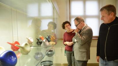 Bild: Gabi Schönberger
Das Design der Hedwig-Bollhagen-Werkstätten ist funktional und zeitlos elegant. Landtagsvizepräsident Wolfgang Heubisch (Mitte) nahm eine Kanne aus dem Museumsshop mit nach Hause, nachdem ihm Stefanie Dietz und Thomas Kühn mehr über die Keramikerin erzählt hatten.