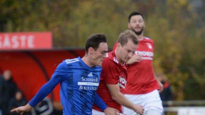 Bild: ham
Der Weidener Siegtorschütze Michael Busch (links) im Laufduell mit dem Pfreimder Nicolas Schmid. Die SpVgg SV mühte sich zu einem 1:0 beim Schlusslicht.