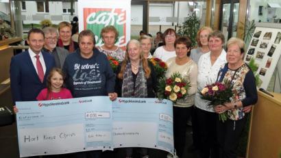 Bild: Dobmeier
2000 Euro an Spenden, Glückwünsche und Ehrungen verdienter Mitstreiterinnen stehen bei der 10-Jahres-Feier des „Café Mitte“ im Stockerhutpark als Ort der sozialen Kommunikation im Blickpunkt.