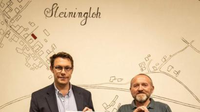 Bild: u
Seit 1808 gehört Steiningloh zur Pfarrei Ursulapoppenricht, die 1000 Euro für die Sanierung der Marienkapelle spendet. Kirchenpfleger Christian Lingl (links) überreicht den Scheck an Ortssprecher Erich Stauber.