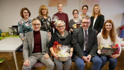 Bild: hmr
Die ausgeschiedenen und neuen Frühstücklotsinnen mit (vorne von links) Erstem Bürgermeister Bernd Sommer, Monika Poss, Klaus Schuster und Franziska Summer sowie (hinten von links) Gabriele Treml-Laubert, Brigitte Nickl, Diana Männer, Marina Gebhardt, Silvia Engel und Karin Gleißner.