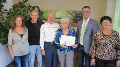 Bild: fg
Ursula Otte (Vierte von links) im Kreis der Gratulanten (von links): Schwiegertochter Yvonne, Sohn Gerhard, Ottes langjähriger Partner Richard Schwärzer, Bürgermeister Hermann Falk und Heimleiterin Astrid Geitner.