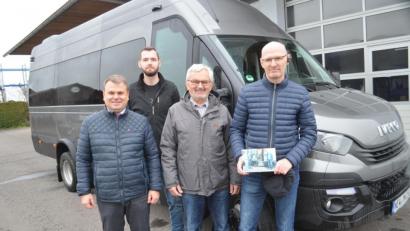 Bild: fz
Bürgermeister Karlheinz Budnik und Seniorenbeauftragter Josef Söllner danken Martin Neugirg (vorne, von links) und Sohn Thomas (hinten). Ohne deren Engagement gäbe es den Senioreneinkaufsbus nicht.