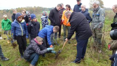 Bild: kal
Die Kinder der 5a mit Lehrerin Felicitas Berger (links) schauen zu, wie Ambergs Bürgermeister Martin Preuß den Baum pflanzt.