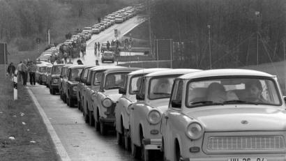 Bild: Claus Felix/dpa
Auf mehr als vier Kilometer stauten sich am 5. November 1989 laut Bundesgrenzschutz DDR-Autos vor dem Grenzübergang bei Schirnding an der deutsch-tschechischen Grenze.