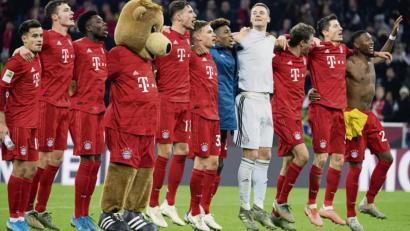 Bild: agentur_dpa
Die Spieler des FC Bayern München ließen sich nach dem überzeugenden 4:0-Sieg gegen Borussia Dortmund von ihren Anhängern feiern.