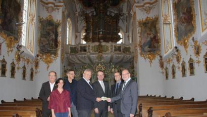 Bild: ads
Regionalkantor Bernhard Müllers (rechts) übergibt an den Vereinsvorsitzenden „Projekt Orgel Sankt Martin Amberg“ Franz Meier den Gesamterlös aus der diesjährigen Orgelkonzertreihe in Höhe von 5000 Euro in Anwesenheit von Bürgermeister Martin Preuß, Kulturfachkraft Barbara Cosima Frey, Kulturamtsleiter Reiner Volkert, den Vorstand der Volksbank-Raiffeisenbank Amberg Dieter Paintner und Stadtpfarrer Thomas Helm.