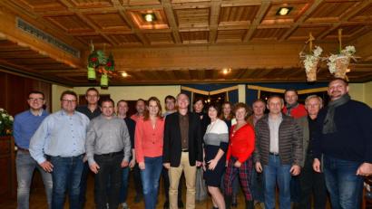 Bild: bey
Reinhard Sollfrank (Mitte) blickt als Bürgermeisterkandidat der Freien Wählergemeinschaft Parkstein optimistisch Richtung Kommunalwahl 2020. Zur Nominierungsversammlung kommt auch FW-Landratskandidat Tobias Groß (rechts), der aber gesundheitlich bedingt keine Ansprache hält.