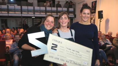 Bild: Hirsch
„Zwickl“-Organisatorin Anne Schleicher (rechts) überreichte den mit 250 Euro dotierten Schwandorfer Dokumentarfilmpreis an Regisseurin Pauline Roenneberg (Mitte) und Kamerafrau Zoë Schmederer (links).