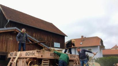 Bild: fdl
Hauptattraktion beim Drescherfest in Ehenfeld ist eine alte Dreschmaschine .