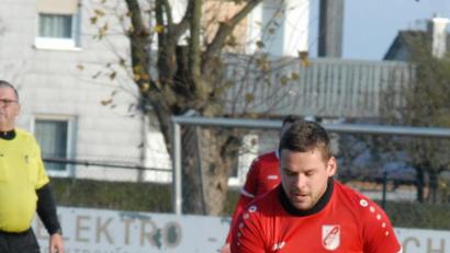 Bild: gb
Die SG Fuchsmühl und der TSV Friedenfels trennten sich am Sonntag 1:1. Hier kommt der Fuchsmühler Christopher Fürst im Zweikampf mit Thomas Schuster zu Fall.