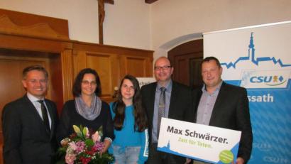 Bild: is
Der Pressather CSU-Ortsverband hat Max Schwärzer als Bürgermeisterkandidat Max Schwärzer (Zweiter von rechts) nominiert. Dazu gratulieren (von links) Landtagsabgeordneter Tobias Reis, Carola Schwärzer, Sophia Schwärzer und CSU-Ortsvorsitzender Andreas Reindl.