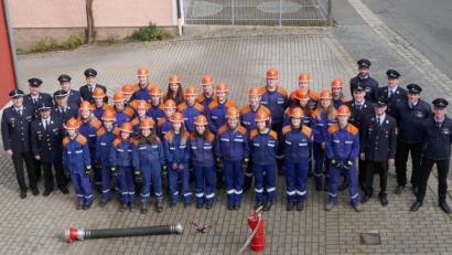 Bild: Feuerwehr Schönsee
Jugendliche von den teilnehmenden Feuerwehren mit den Organisatoren um Schönsees Jugendwart Tobias Süß (Zweiter von links) sowie dem Schiedsrichtertem mit KBM Christian Weinfurtner (links)