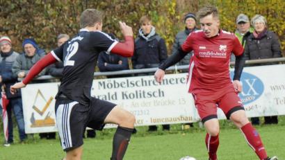 Bild: heh
Der FC Lorenzreuth (rechts der zweifache Torschütze Felix Fux) gewann das Derby beim TSV Waldershof (links Julian Fürst) nach einem 1:3-Rückstand mit 4:3.