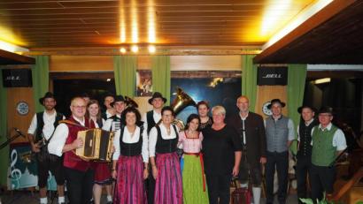 Bild: krb
Die musikalischen Akteure begeistern beim musikalischen Auftakt zur Kirwa das Publikum. Den Abend moderierten die Zupfer-Moidln.