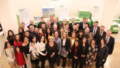 Bild: cog
Offensichtlich zufrieden sind die eingebürgerten Amberger und Landkreisbewohner, die Oberbürgermeister Michael Cerny (Dritte Reihe, rechts), Landrat Richard Reisinger (Zweite Reihe, rechts) und die Landkreisbürgermeister willkommen hießen.