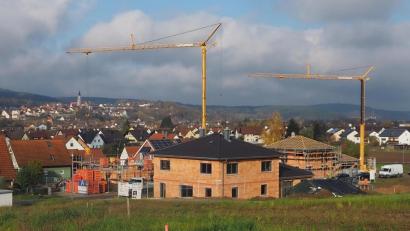 Bild: bl
Im Baugebiet "Hirtenleite III" sind alle Flächen schon vergeben, die ersten Rohbauten unter Dach. Jetzt rechnet die Stadt mit einer Flut von Anträgen auf das Baukindergeld.