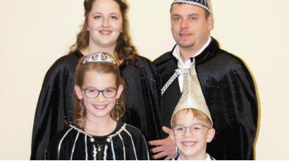 Bild: ws
Das neue Prinzenpaar Sarah I. und Ralph I. mit dem Kinderprinzenpaar Samira I. und Elias I.