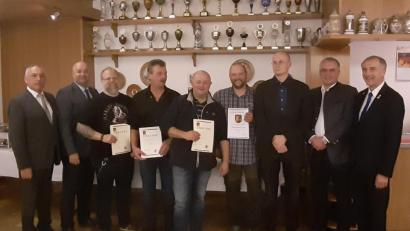 Bild: exb
Die Gründungsmitglieder und langjährige Mitstreiter stehen im Mittelpunkt des Festabends zum 30-Jährigen der Reservistenkameradschaft Pfreimd. Den Geehrten (mit Urkunde von links) Jörg Podlesny, Siegfried Galli, Hans Hausmann und Gerhard Gschrey gratulierten (von links) Landesvorsitzender Werner Gebhard, RK-Chef Josef Albang sowie (von rechts) Kreisgruppen-Vorsitzender Bertram Gebhard, Bürgermeister Richard Tischler und Markus Glatzl (Kreisgruppe).