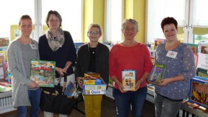 Bild: do
Aus dem Fundus des Bücherflohmarktes stammen die wertvollen Sachspenden, die das "MuKi-Team" Speinshart an das Kindergarten- und Schulpersonal überreicht.