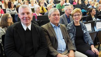 Bild: Bühner
Hauptakteure des Sozialpädiatrischen Fachsymposiums sind (von links) Professor Florian Heinen, Kinderklinik-Chefarzt Dr. Fritz Schneble und SPZ-Chefärztin Dr. Susanne Rinnert.