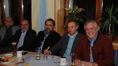 Bild: gf
Über die Sorgen und Nöte des Handwerks diskutierten (von links) Hans-Jürgen Reitzenstein, Bundestagsabgeordneter Daniel Föst, Zimmerermeister Christian Weiß und Landtagsabgeordneter Albert Duin.