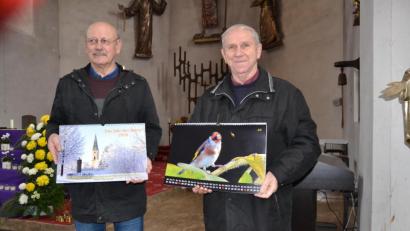 Bild: gi
Der Hobbyfotograf Max Striegl (links) und Pfarrer Josef Most stellen den neuen Kalender für das Jahr 2020 zugunsten der Innenrenovierung der Pfarrkirche vor.
