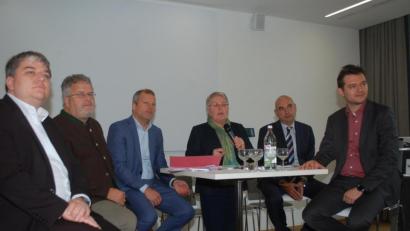 Bild: gib
Die Podiumsrunde: (von links) Bundestagsabgeordneter Stefan Schmidt, Stefan Schell (Bayerisches Verkehrsministerium), Matthias Trykowski (DB Netz AG) Moderatorin Maria Simon, Landtagsabgeordneter Jürgen Mistol und Lukas Iffländer (Pro Bahn).