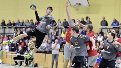 Bild: Ziegler
Topscorer Julian Schaller (links) kann in dieser Szene einen seiner zehn Treffer für die HG Amberg erzielen. Philipp Lulla (Mitte, Nr. 12) und Sebastian Kistenpfennig (rechts, nr. 9) sind in der Zuschauerrolle.