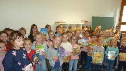 Bild: hah
Die Freude bei den Schülern der Lauterachtal-Grundschule Hohenburg ist riesig: Sie sind dankbar für die zahlreichen Bücherspenden der Eltern.