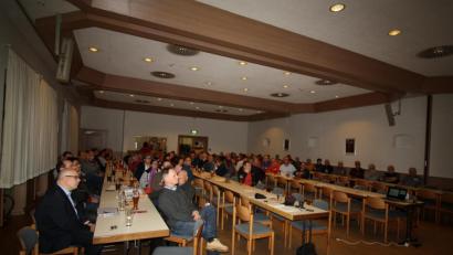 Bild: bjp
Für Pressather Verhältnisse normal besucht war die Bürgerversammlung. An Diskussionsstoff fehlte es nicht: Vor allem der Solarpark Riggau und der Zustand der Ortsstraßen bewegten die Gemüter. Freuen darf sich das Jugendrotkreuz Pressath, dem der Erlös aus dem Getränkeverkauf zugeht.