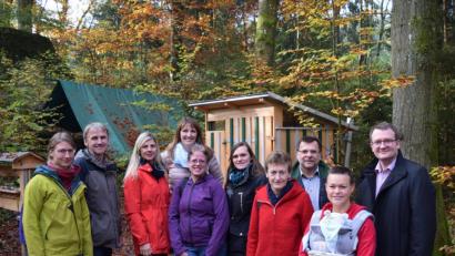 Bild: exb
Die Kindergartenleitung Manuela Pickel und Wolfgang Reiff zeigten Eva Fröhlich, Nicole Selendt, Michaela Luber, Marion Walter, Evi und Johanna Rauch von der Frauen Union, Zweitem Bürgermeister Günther Koller und Stadtrat Patrick Fröhlich (von links) jene Stellen, an denen die Kinder vom Waldkindergarten ihre Vormittage verbringen.