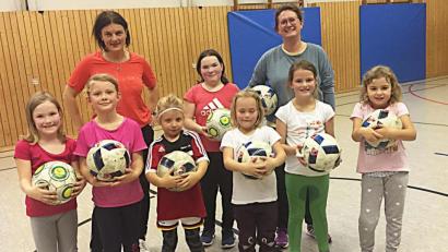 Bild: ü
Neu ins Leben gerufen wird beim Sportclub die Gruppe "Mädchen-Bambini-Fußball". Zum ersten Training komen bereits sieben Mädchen. Im Bild die Kinder mit den Übungsleiterinnen Martina Heindl (links) und Nicole Schusser-Schindler.