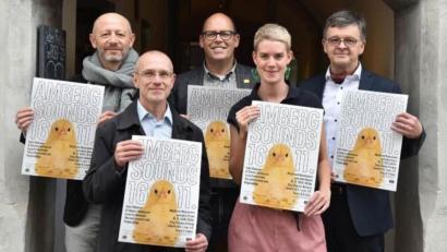 Bild: exb
Manfred Wilhelm, Andreas Wörz, Helmut Weigl, Nadja Renner und Toni Donhauser (von links) sind startklar für das erste „Amberg Sounds“ im Ring-Theater. Der Erlös des Konzertabends geht laut Veranstalter an die Selbsthilfegruppe krebskranker Kinder Amberg-Sulzbach.