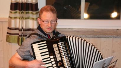 Bild: rpp
Musikant Thomas Schreyer stimmte das Publikum auf die Premiere ein.
